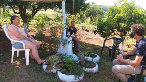 Equipe do CETAP em visita aos agricultores ecologistas Idir e Oscar Cecatto, em São João da Urtiga, no Rio Grande do Sul, Brasil