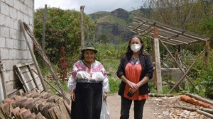 Rosa Murillo em visita às famílias participantes do projeto na Serra norte do Equador