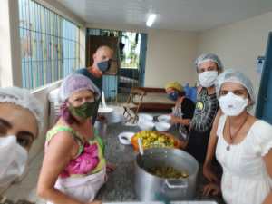 Voluntários e voluntárias da cozinha comunitária Dona Ilda, na Vila Aparecida.
