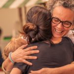 Mulheres se abraçando