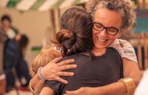 Mulheres se abraçando