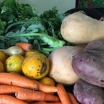 Foto de legumes e frutas agroecológicas e diversas.