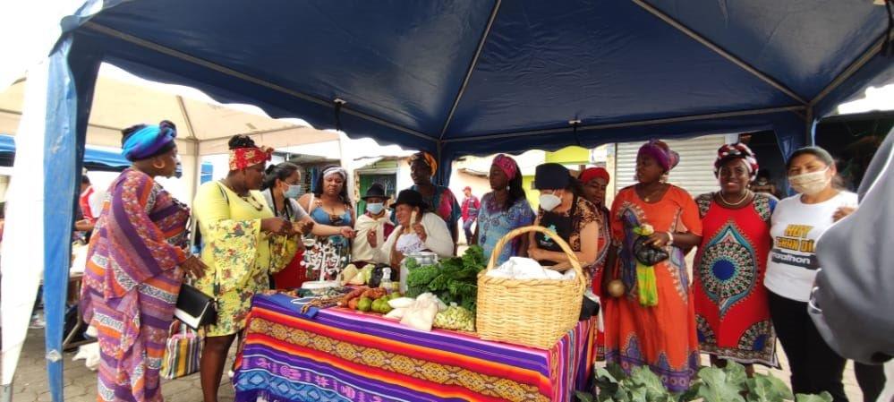 Foto de uma tenda da feira especial de trocas no Equador