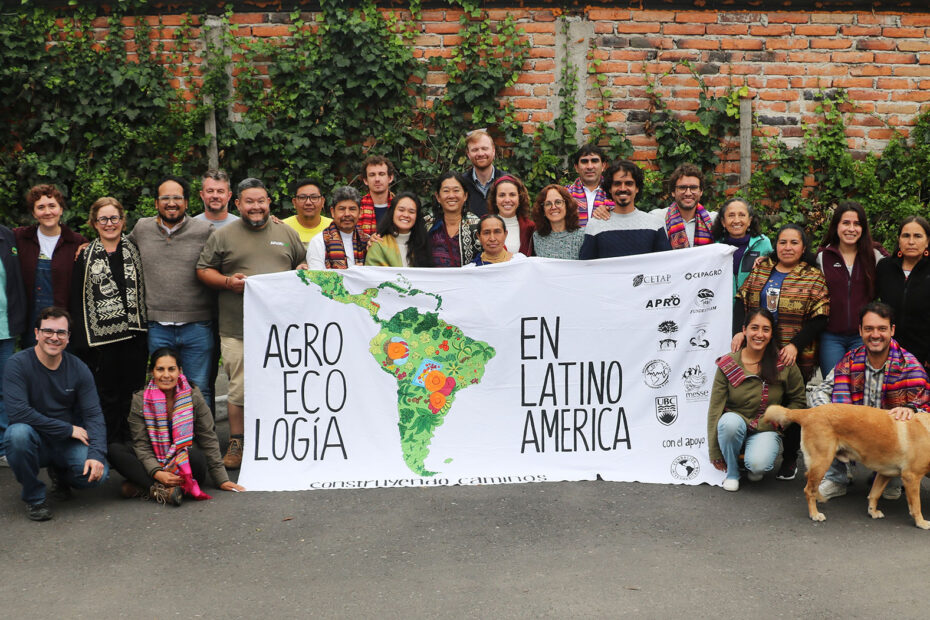 Foto das pessoas que compõem o Comitê Gestor no projeto segurando uma faixa onde se lê: Agroecologia en Latino América.